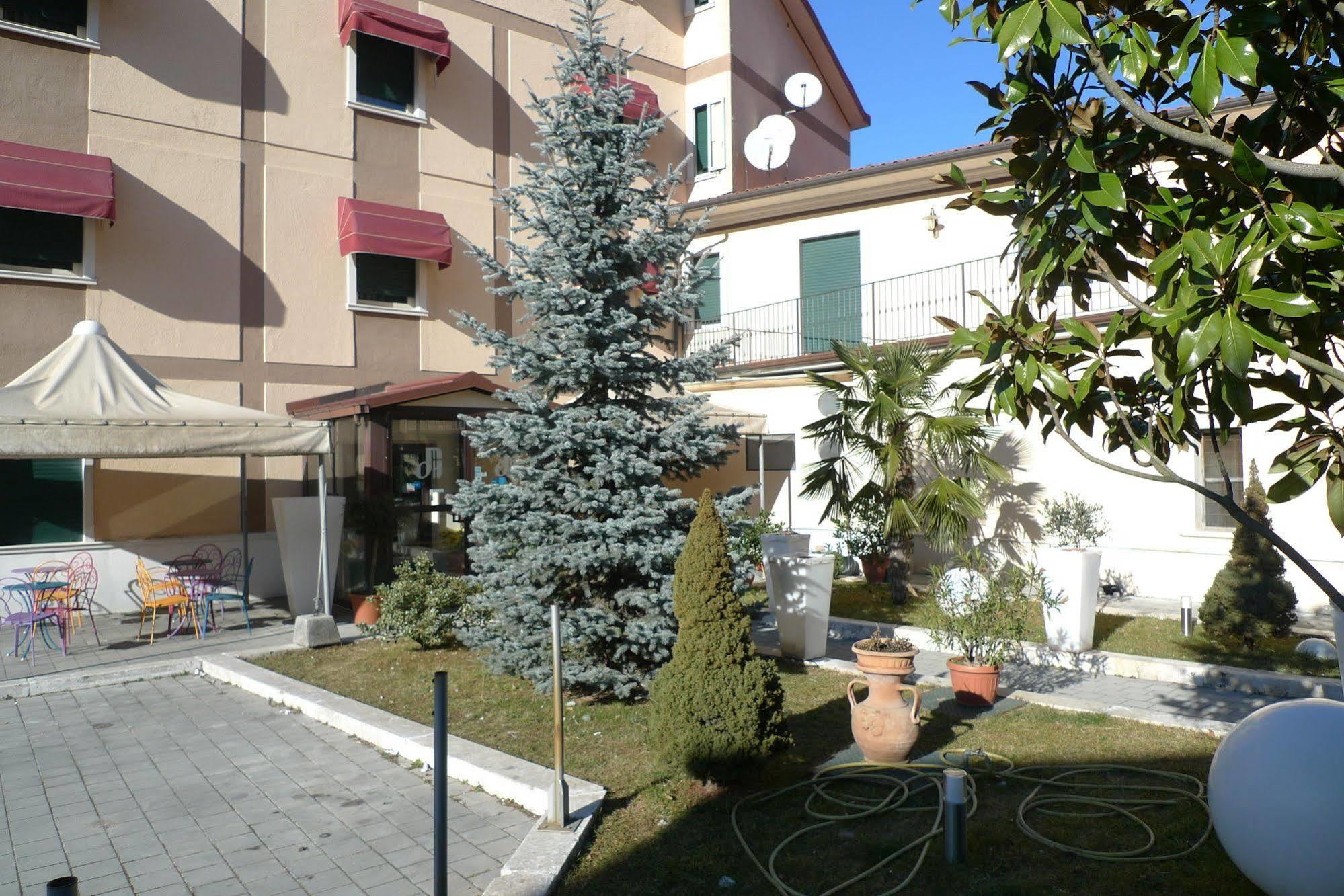 Hotel De Meis Capistrello Экстерьер фото
